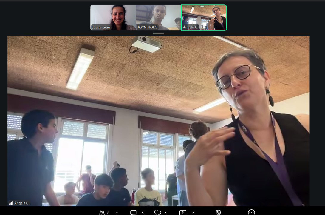 Professora Ângela Costa e alunos no Espaço Ciência Sundy